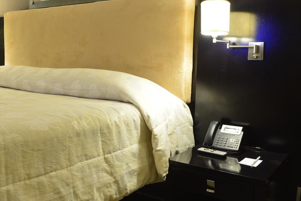 Howard Johnson Plaza Resort Luján Room photo