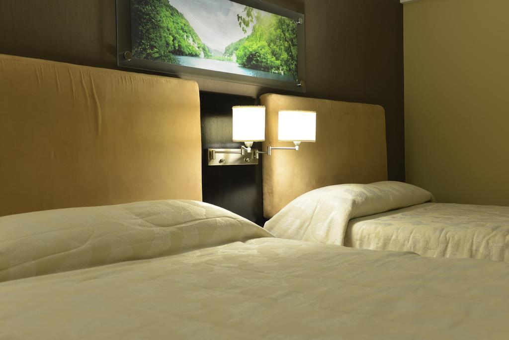 Howard Johnson Plaza Resort Luján Room photo